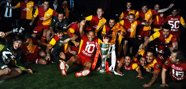 "Kadıköy Hatırası" Kadıköy'de "galibiyet" görmeyen kupa gören kadro